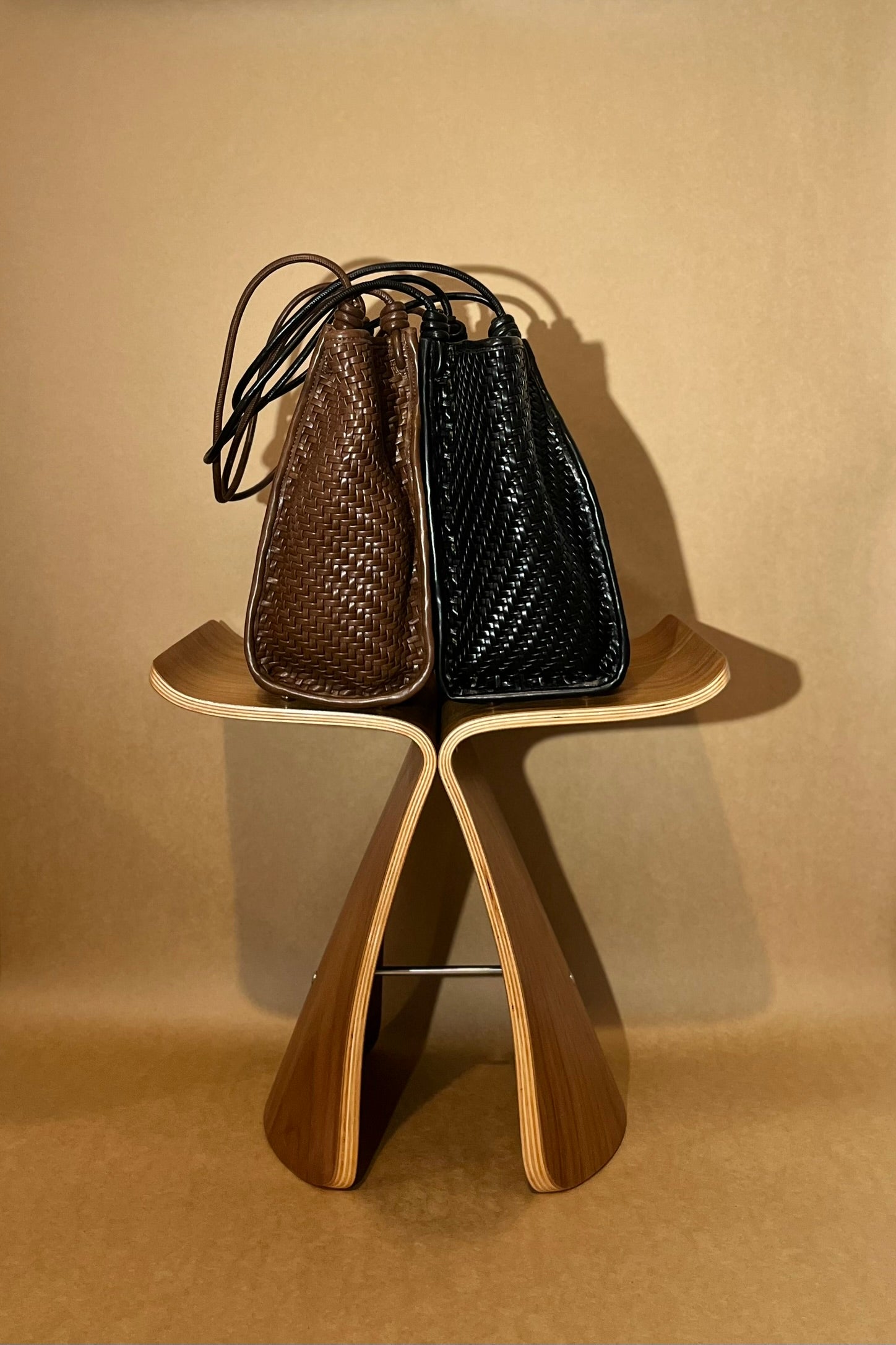 WENDYS LILLY THATCHED TOTE BLACK CHOCOLATE BROWN VEGAN LEATHER WOVEN BAG TOTE BAG BUCKET BAG 