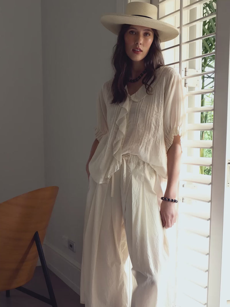 Sills Elodie Blouse Cream pleated blouse with a ruffled collar 3/4 sleeves